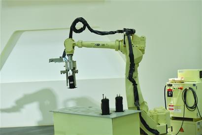 工人在调试设备高明作 宝佳研发的码垛机器人. 戴利群 摄