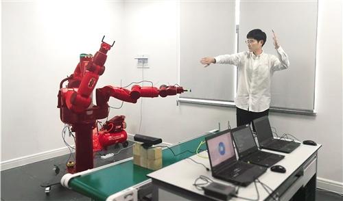 浙江工业大学研发的互动协作机器人可以识别人的动作,并做出相应的